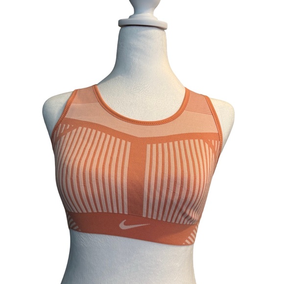 Nike woman’s racer back sports bra - Picture 1 of 7